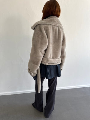 Cozy gray MEOTINE jacket with a wide collar, paired with a layered outfit, viewed from the back against a neutral backdrop.