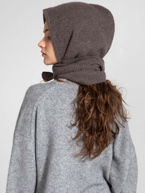 A model showcases a cozy gray sweater paired with a warm brown MEOTINE hood, highlighting a stylish and comfortable look.