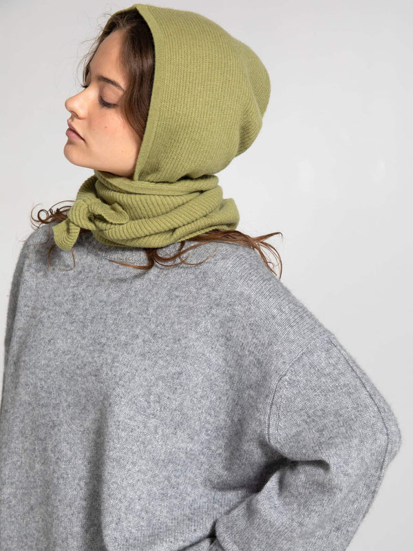 A model showcases a cozy gray oversized sweater paired with a stylish olive green beanie and scarf, embodying MEOTINE's chic aesthetic.