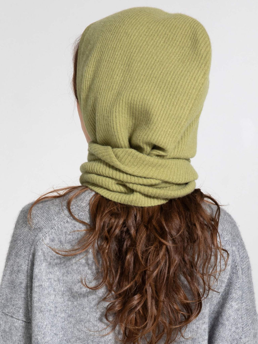 A model showcases a cozy gray oversized sweater paired with a stylish olive green beanie and scarf, embodying MEOTINE's chic aesthetic.