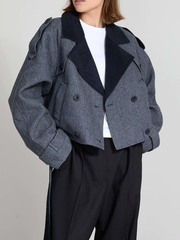 Stylish cropped jacket in a houndstooth pattern with a navy collar, paired with black trousers. Perfect for a chic look by MEOTINE.