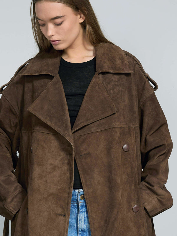 A model wears a stylish brown suede coat with a relaxed fit, showcasing MEOTINE's chic design and modern aesthetic.