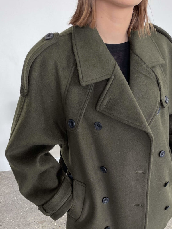 Stylish olive green double-breasted coat with large buttons, perfect for a chic look. Ideal for layering in cooler weather. MEOTINE.