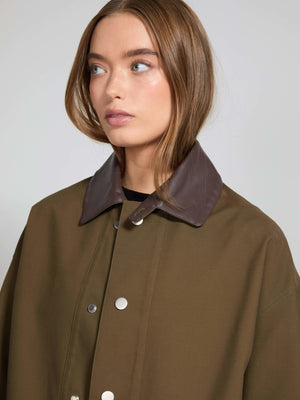 A model wearing a brown collar jacket with a relaxed fit, showcasing a stylish and modern look by MEOTINE.