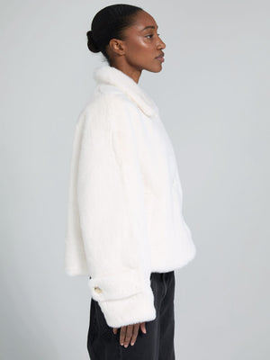 A model showcases a cozy white MEOTINE jacket with a collar, featuring a relaxed fit and stylish oversized sleeves.
