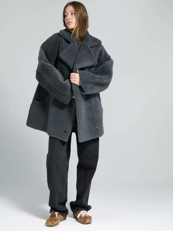 A model showcases a cozy, oversized gray MEOTINE coat paired with black pants, exuding a stylish and comfortable vibe.