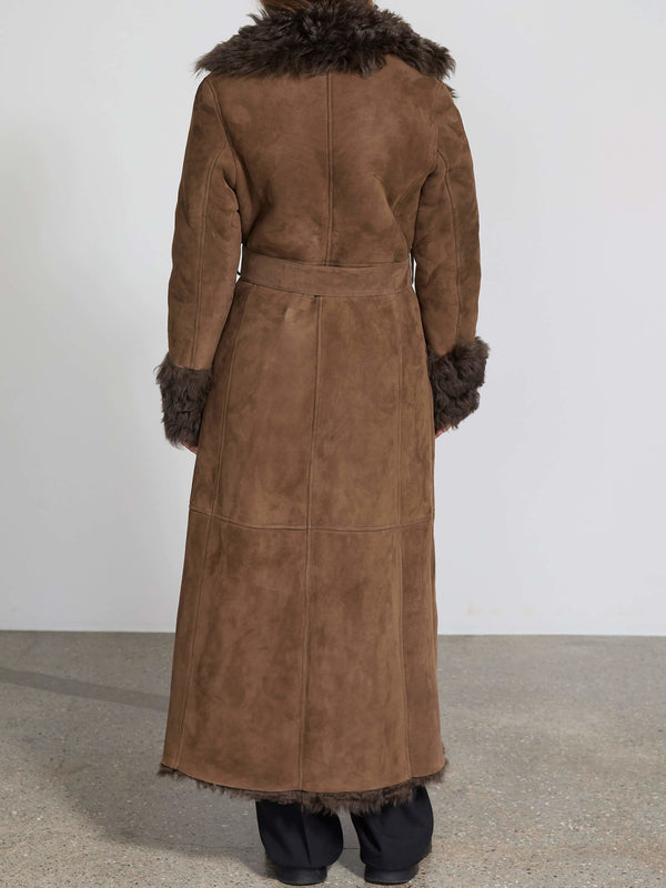 Long brown suede coat with a fur collar and cuffs, featuring a belted waist for a stylish look by MEOTINE.