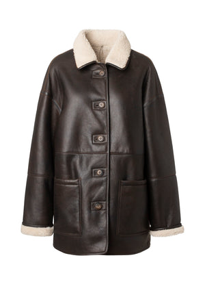 Brown leather jacket with a cozy shearling collar and front pockets, perfect for stylish warmth. MEOTINE offers timeless elegance.